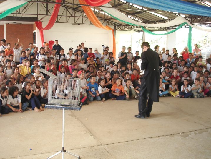 Parte do p�blido de 200 crian�as durante o espet�culo