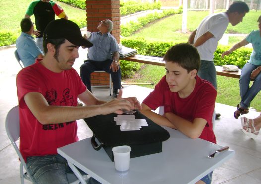 Fazzio e Lucas: nem come�ou o churrasco e j� t� rolando m�gica