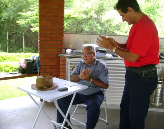 Alan Pach� e o n�mero das bolinhas sob o chap�u emprestado por Bellini
