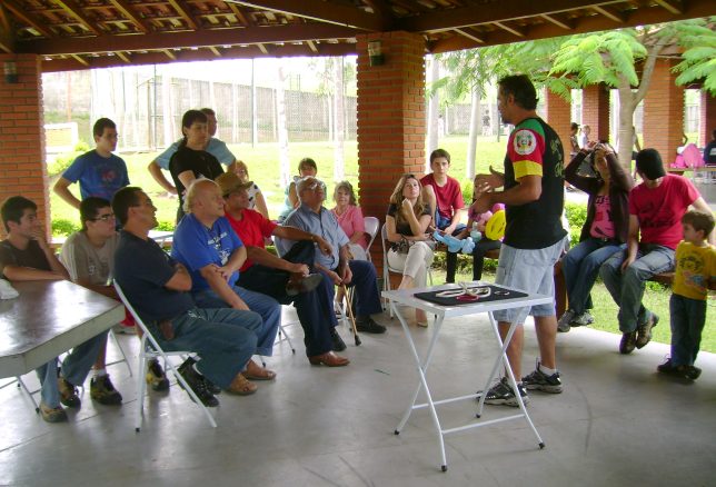 O p�blico todo acompanha atento