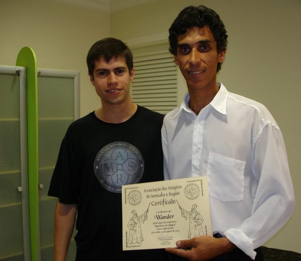 Fabian Rodrigues e Wander recebendo seu certificado como conferencista