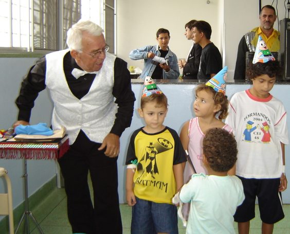 M�gico Toni e seus pequenos assistentes