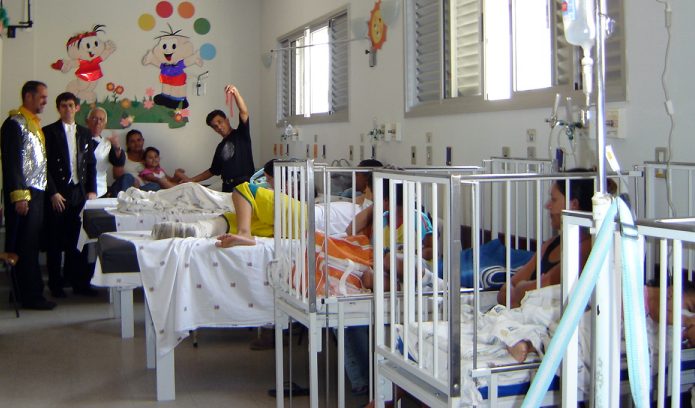Visita tamb�m aos quartos de quem n�o pode sair para assistir
