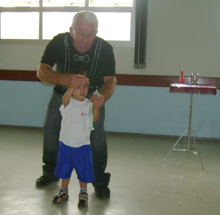 M�gico Toni e seu pequeno assistente