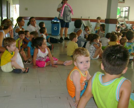 Todas as crian�as atentas durante o espet�culo, este na creche do hospital