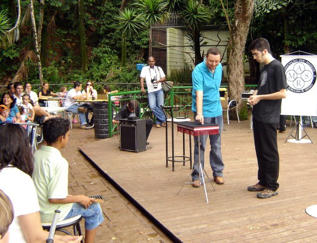 Enquanto alguns espectadores participam das mágicas...