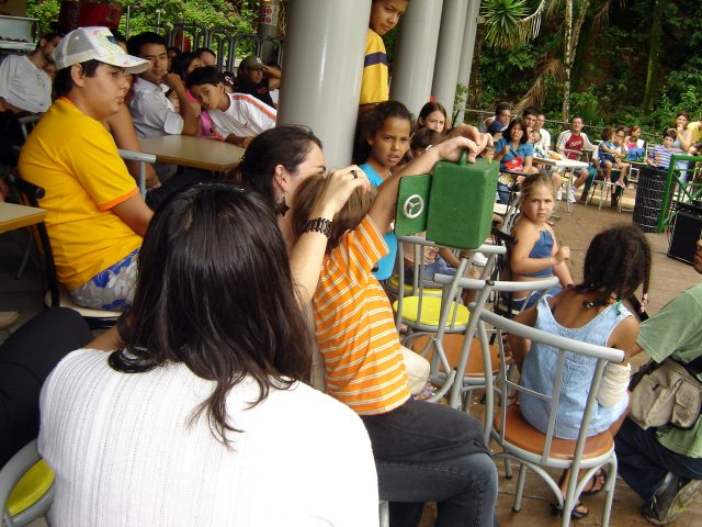 Todos atentos e curiosos com as intrigantes mágicas de Torrine