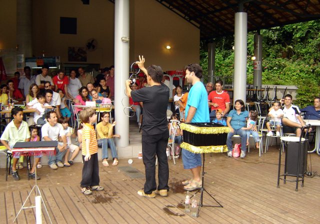 Pais e filhos participam juntos nas mágicas para todas as idades