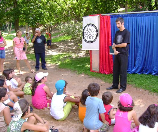 Fabian Rodrigues discursando sobre a comemora��o do Dia do M�gico