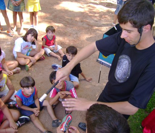 Encerrando o espet�culo, Fabian Rodrigues entre as crian�as