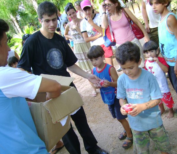 Entrega de brindes ao final do espet�culo. Cortesia dos laborat�rios Fleury