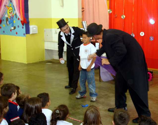 Jorge Amaral e Deci Lovisk com a participao de um aluno da escola