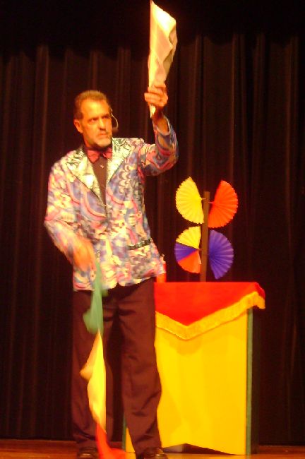 M�gico Gustini e colorido especial de seu show