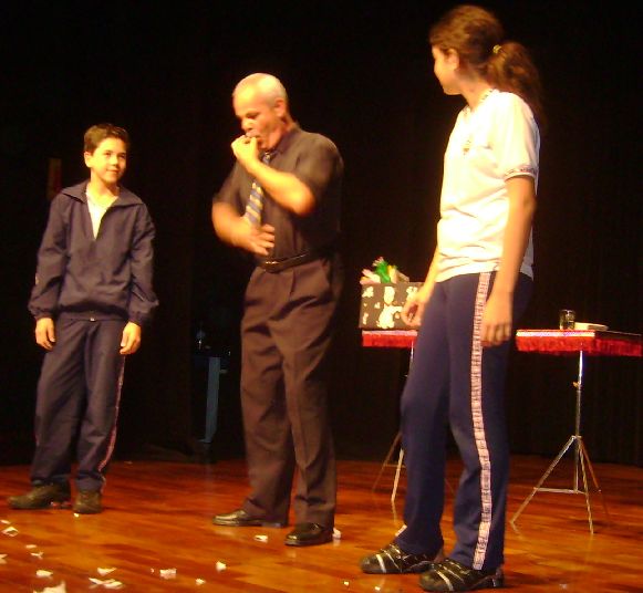 Celso Gonalves com duas crianas participantes