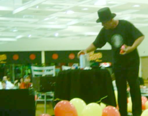 Celso Gon�alvez em sua apresenta��o no Hipermercado Exta em Sorocaba