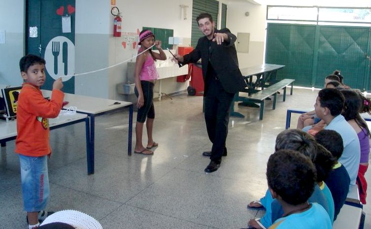 M�gico Deci na escola Edward Frufru