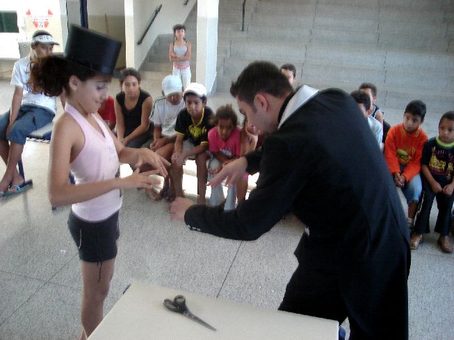 Jorge Amaral sendo auxiliado por uma aluna