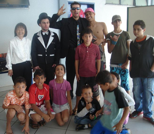 Ap�s o espet�culo, os m�gicos reunidos com as crian�as