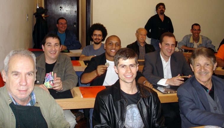 Roberto Jard�n em p� ao fundo e parte dos m�gicos presentes