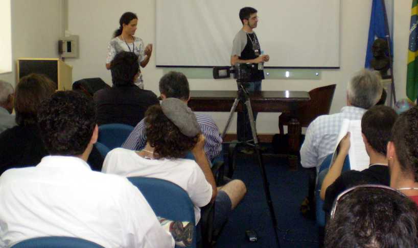 O s�cio correspondente Espiga (esq.) participando da confer�ncia de Fazzio (dir.)