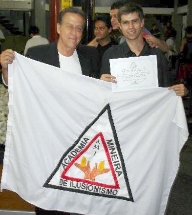 Fabian Rodrigues (A.M.S.R.) ap�s receber o certificado de participa��o de Yago (presidente AMI)