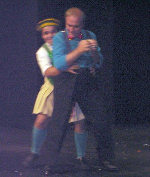 Bob Ricardo sendo agarrado pelo "Padre Irland�s" (Hugo Moraes) durante a Gala