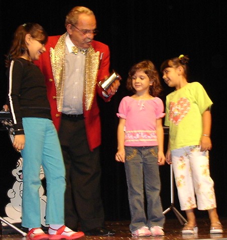 Fra-Di�volo e a participa��o de tr�s crian�as em sua m�gica