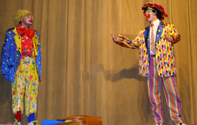 Palha�os Biriba & Espoleta durante a troca de palco da Gala
