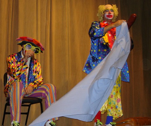 Palha�os Biriba & Espoleta durante a troca de palco do espet�culo