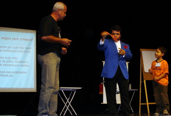 Hugo Moraes ensinando uma rotina com lenos