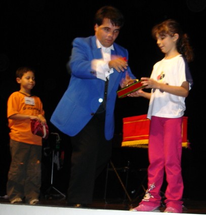 Hugo Moraes, o primeiro a se apresentar na Gala de Magia para Crianas