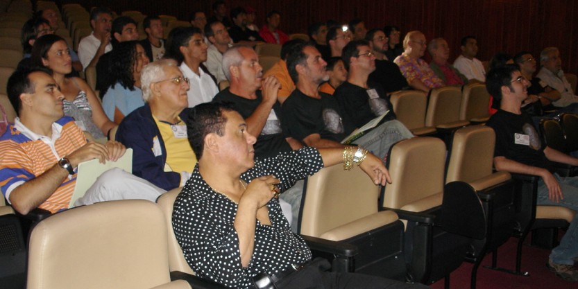 Parte do p�blico de m�gicos durante a primeira confer�ncia do dia