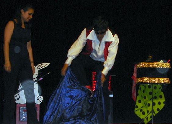 Ap�s uma troca instant�nea de roupa, o palha�o se transforma no M�gico