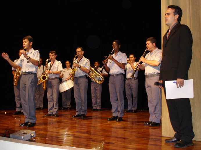 Banda da Pol�cia Militar tocando o "Parab�ns a voc�" antes do in�cio do espet�culo