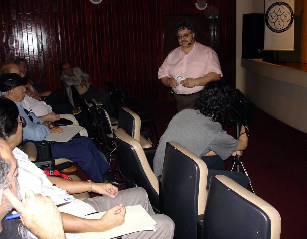 �tila demonstrando um n�mero no p�lico durante sua confer�ncia