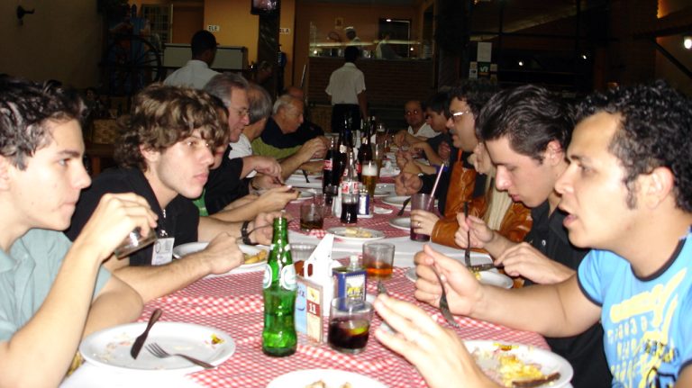 Quase meia-noite mas ainda h� tempo para o jantar