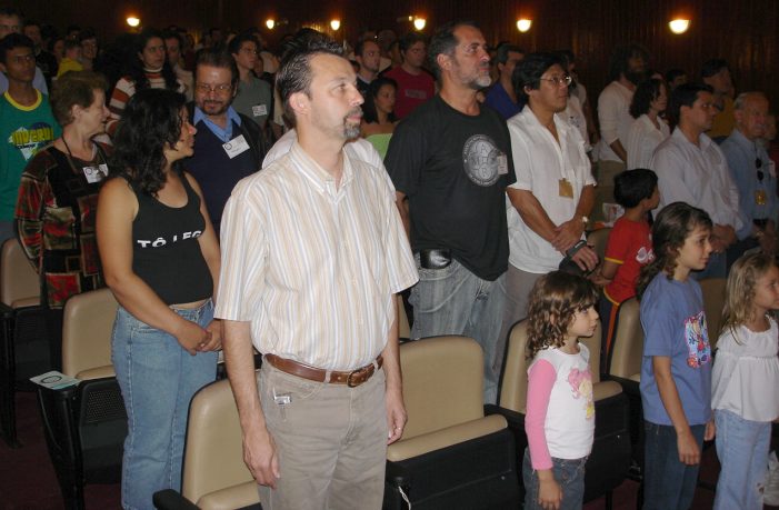 P�blico em p� para o Hino Nacional tamb�m tocado pela Banda da Pol�cia Militar antes do in�cio do espet�culo