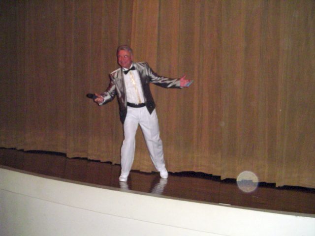 Mestre de Cerim�nia Ozcar Zancop� abrindo a Gala de Magia para Crian�as (Espet�culo Sinsalabim)