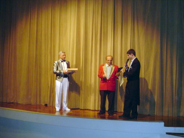 Paschoal Ammirati (Fra-Divolo) recebendo o ttulo de de Scio de Honra da A.M.S.R. e uma placa em homenagem aos 50 anos da AMSP das mos de Fabian Rodrigues