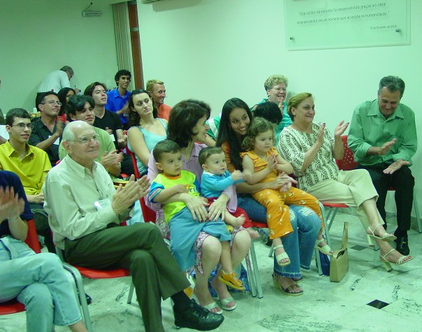 Mgicos e seus familiares presentes na Fundao da Associao