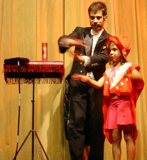 M�gico Fabian Rodrigues e sua pequena assistente