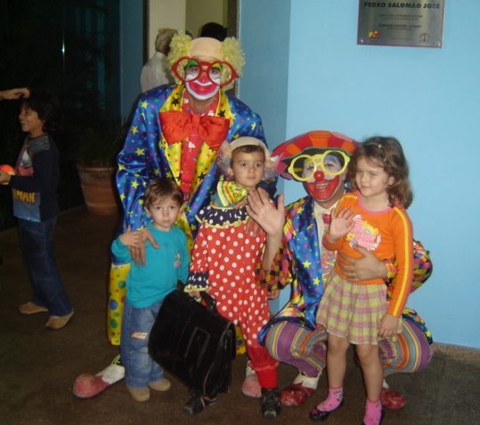Na sa�da do teatro, a despedida de Biriba & Espoleta junto as crian�as