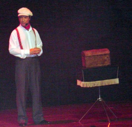 O S�cio de Honra Ozcar Zancop� apresentando "A Hist�ria da M�gica"