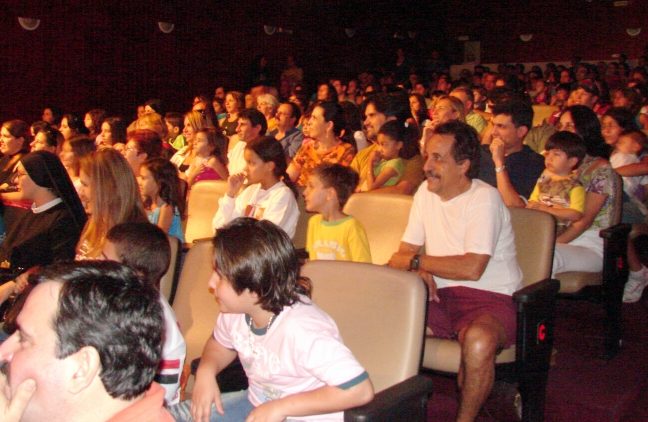 Teatro lotado e todos prestando muita aten��o