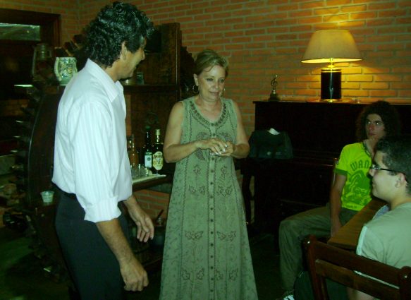 New, o primeiro a se apresentar com a propriet�ria da casa sra. Celina