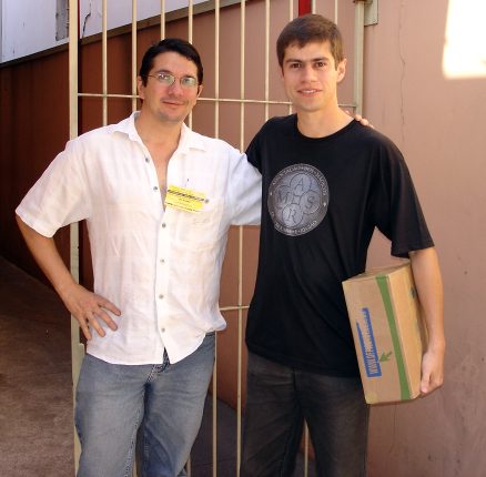 S�cio Correspondente Roger com Fabian Rodrigues no momento da doa��o das fitas de v�deo