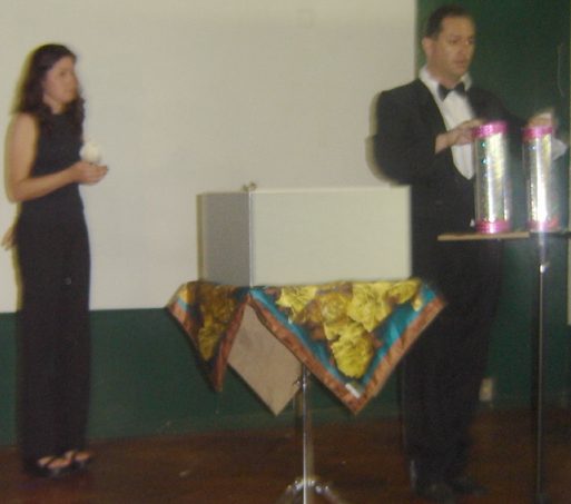 Monfinati e sua partner apresentando as Garrafas Multiplicadoras