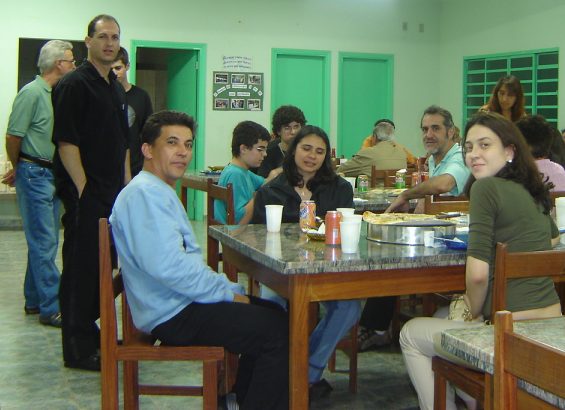 Ap�s o espet�culo, rodada de pizzas oferecida pela APAE em sua sede