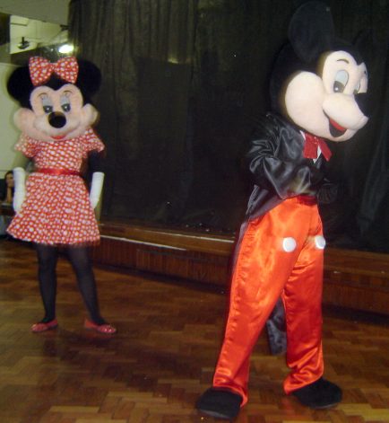 Antes do prximo mgico, Mickey e Minie aparecem no salo