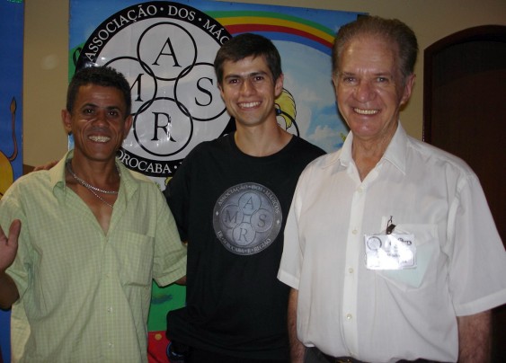 Fabian Rodrigues (A.M.S.R.) entre os conferencistas Adan e Joe Mrbel